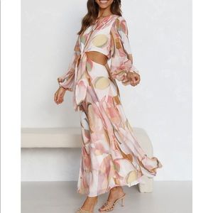 Beautiful floral colorful dress maxi cut out long sleeve